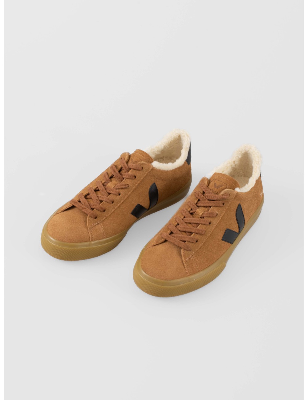 Zapatillas bajas Campo Winter Suede de VEJA en color camel con detalles negros - MARFRANC