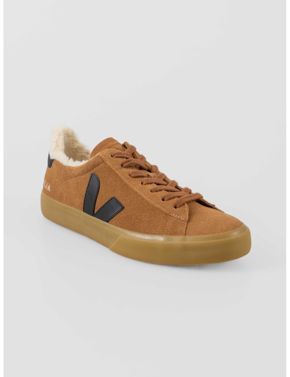 Zapatillas bajas Campo Winter Suede de VEJA en color camel con detalles negros - MARFRANC
