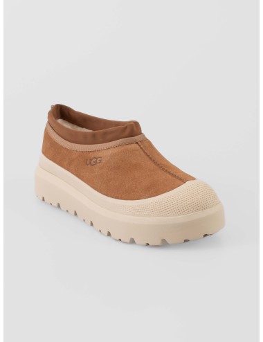Zapatilla tipo slip-on Tasman Weather Hybrid de UGG en color mostaza - MARFRANC