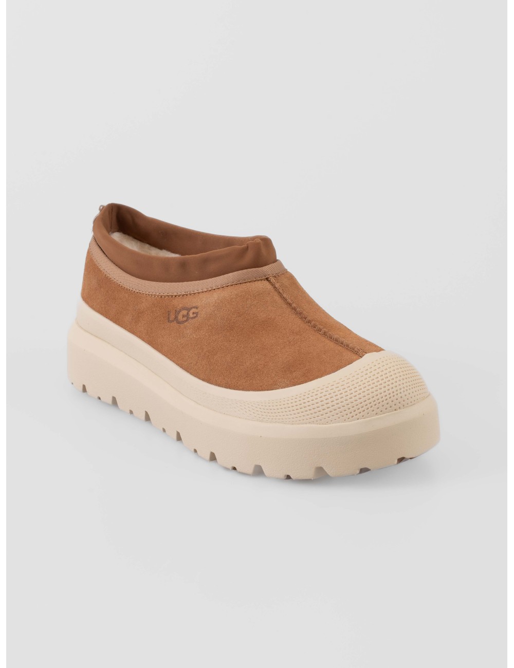 Zapatilla tipo slip-on Tasman Weather Hybrid de UGG en color mostaza - MARFRANC Zapatilla tipo slip-on Tasman Weather Hybrid de UGG en color mostaza - MARFRANC