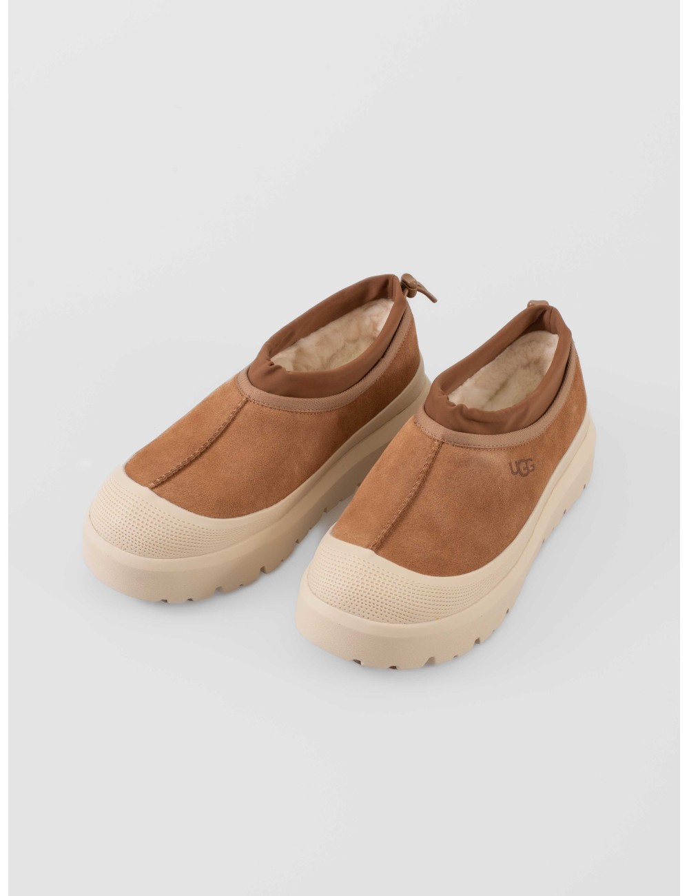 Zapatilla tipo slip-on Tasman Weather Hybrid de UGG en color mostaza - MARFRANC Zapatilla tipo slip-on Tasman Weather Hybrid de UGG en color mostaza - MARFRANC