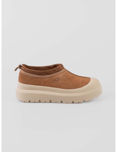 Zapatilla tipo slip-on Tasman Weather Hybrid de UGG en color mostaza - MARFRANC
