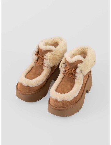 Botín UGG Esmee Lace Up en mostaza. Diseño con plataforma de 7 cm - MARFRANC