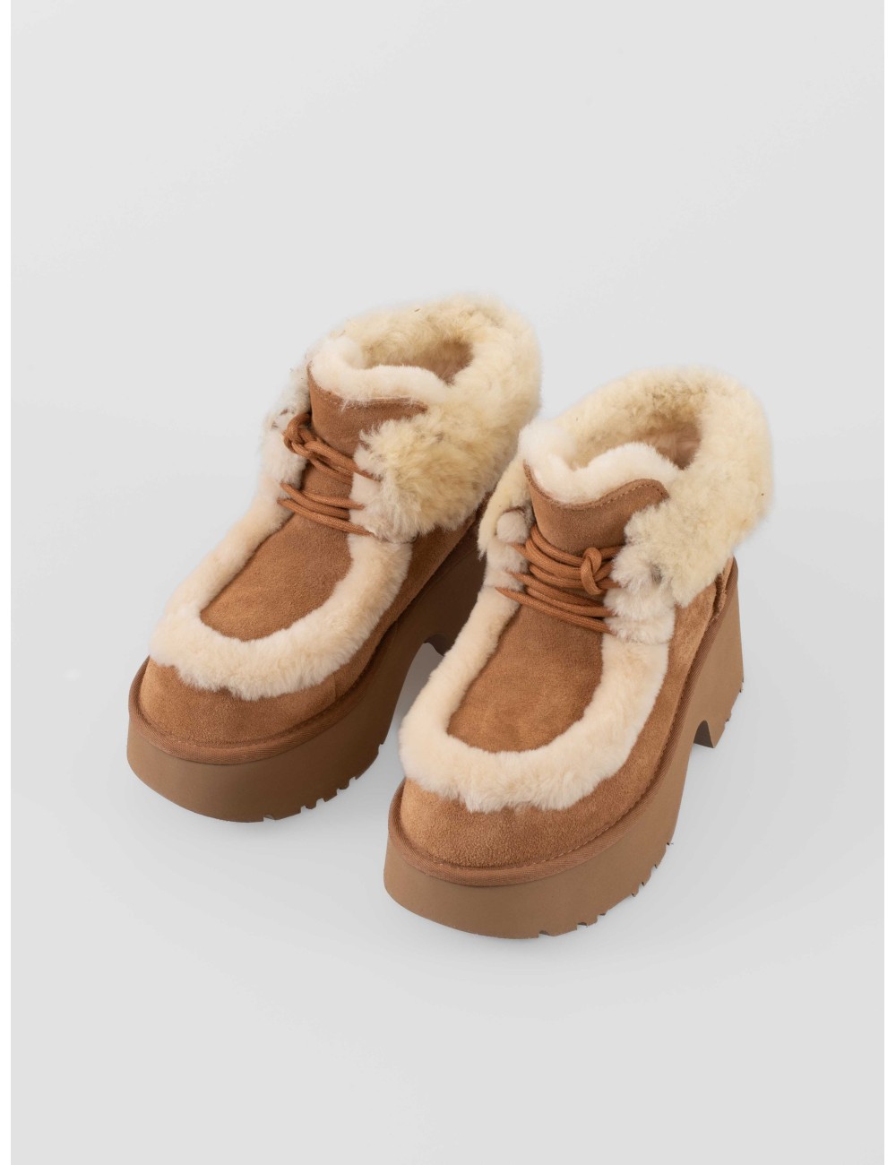 Botín UGG Esmee Lace Up en mostaza. Diseño con plataforma de 7 cm - MARFRANC