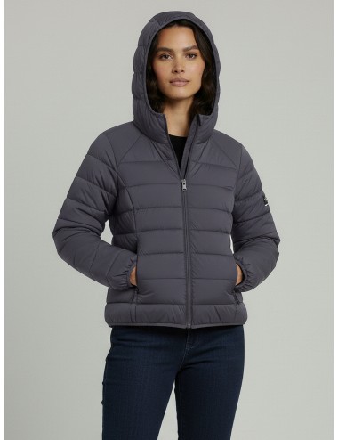 La chaqueta Aspenalf de Ecoalf es una pieza realizada 100 % en poliéster reciclado con aislamiento PrimaLoft - MARFRANC