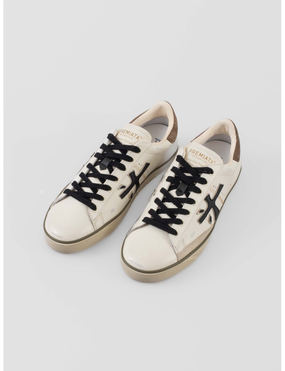 Zapatillas Premiata Steven 7630 hombre en piel marfil con logo negro y talón de ante marrón, retro Made in Italy - MARFRANC