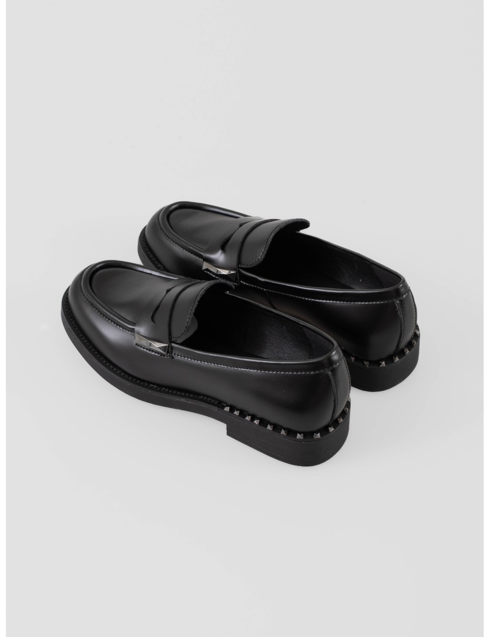 Loafer Ash Whisper Studs mujer en piel negra con tachuelas plateadas – slip-on elegante y moderno - MARFRANC
