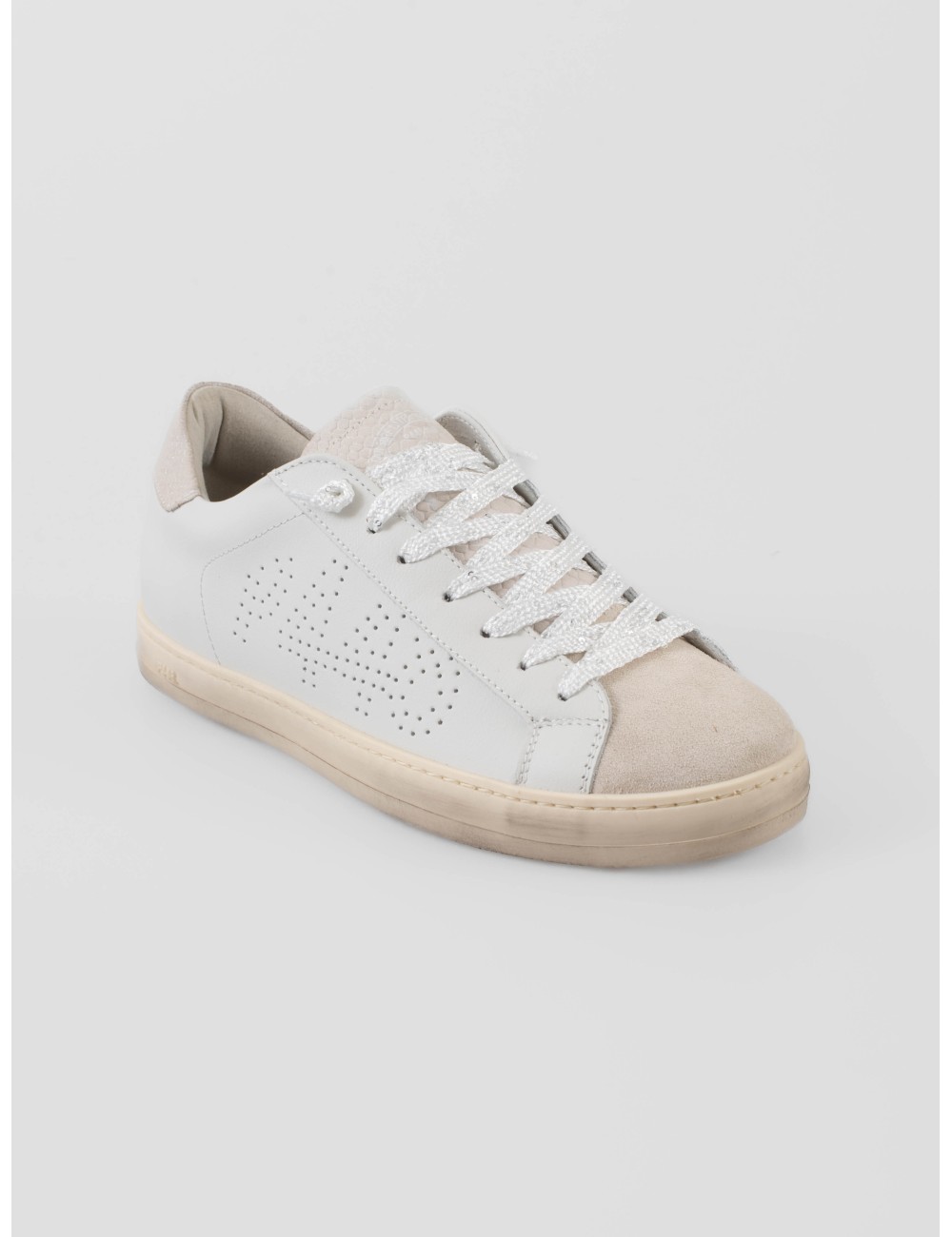 Sneaker P448 John 1 mujer en blanco con acentos crema “Nest”, diseño perforado y suela de goma envejecida - MARFRANC