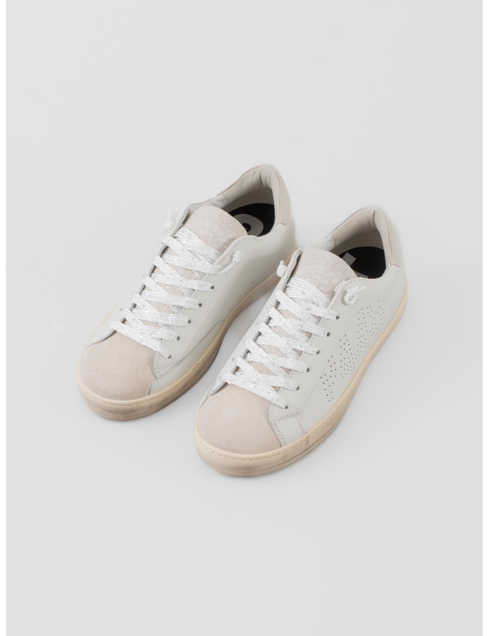 Sneaker P448 John 1 mujer en blanco con acentos crema “Nest”, diseño perforado y suela de goma envejecida - MARFRANC