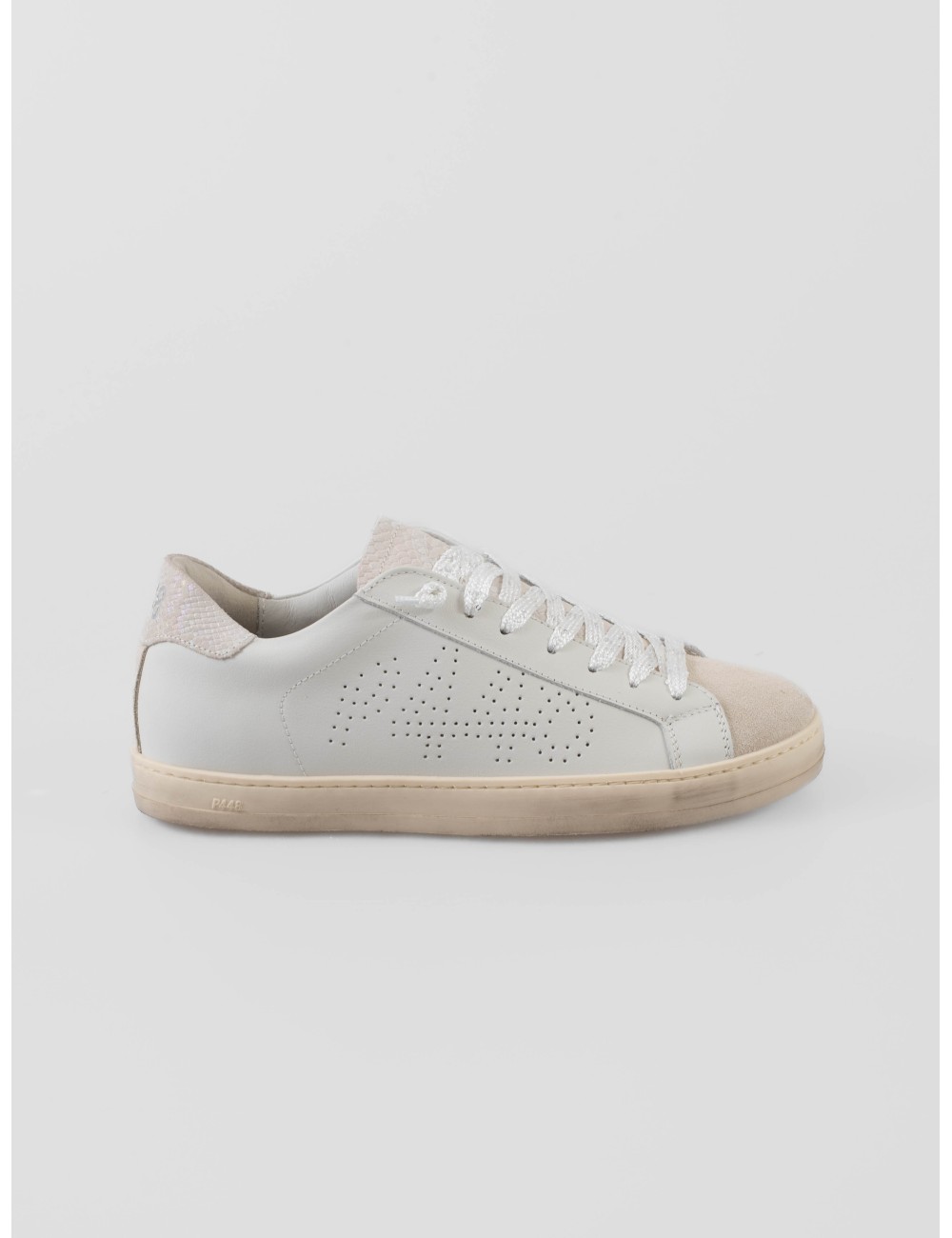 Sneaker P448 John 1 mujer en blanco con acentos crema “Nest”, diseño perforado y suela de goma envejecida - MARFRANC