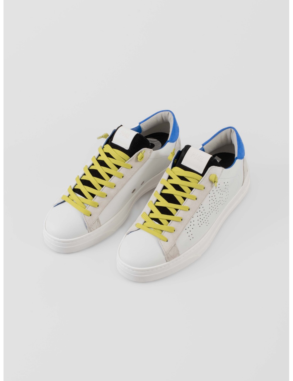 Sneaker P448 Jack modelo JACKC130 NEON-WHI hombre — diseño bajo, piel blanca con detalles neón - MARFRANC