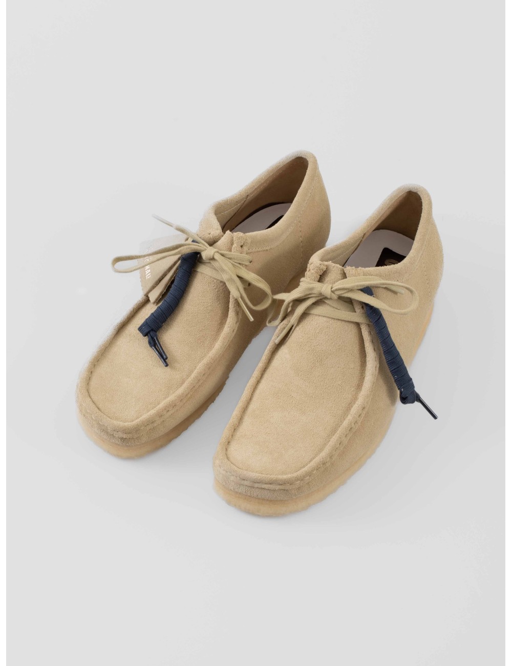 Zapato Clarks Wallabee Maple Suede en ante color beige, diseño mocasín con suela crepé de goma natural - MARFRANC