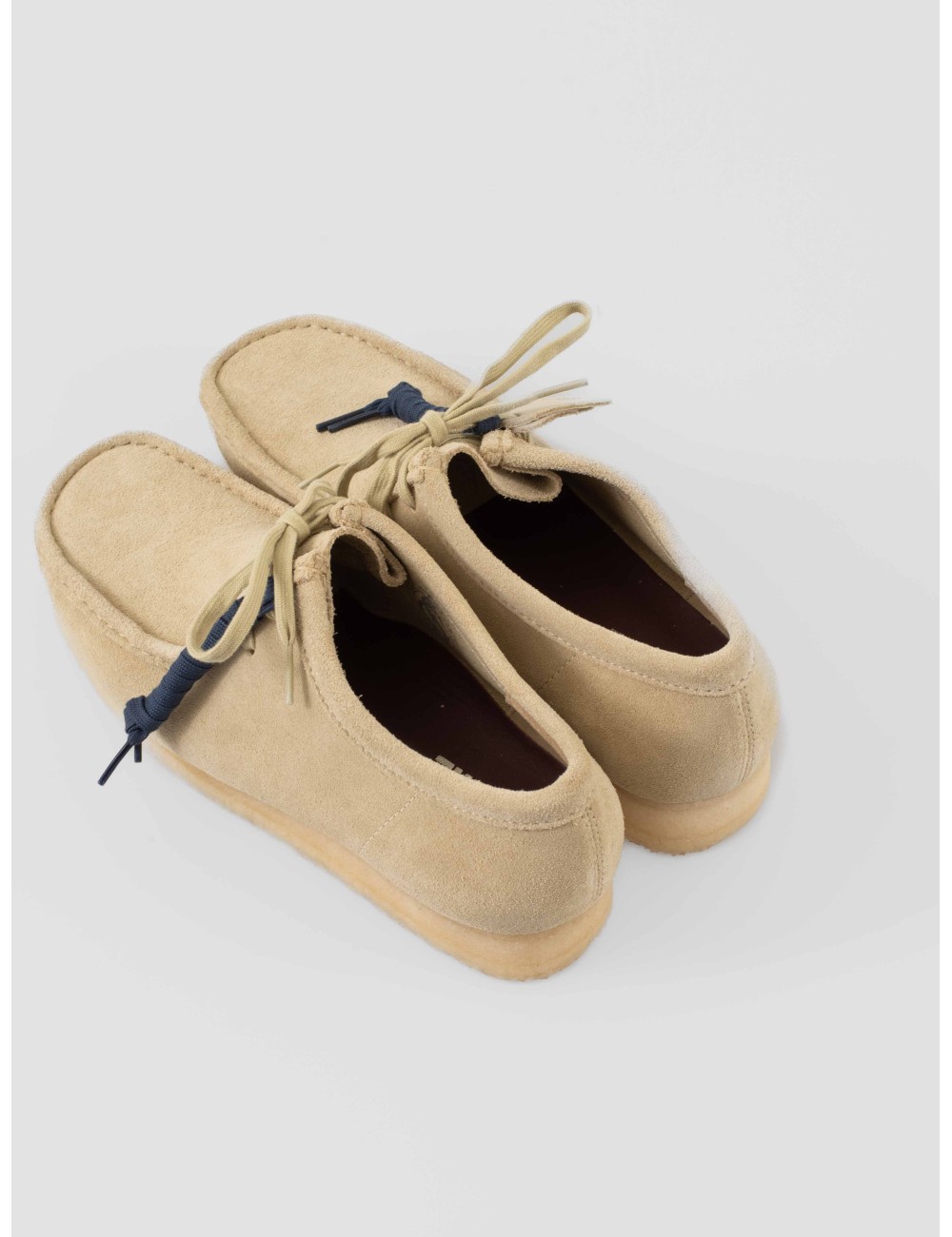 Zapato Clarks Wallabee Maple Suede en ante color beige, diseño mocasín con suela crepé de goma natural - MARFRANC