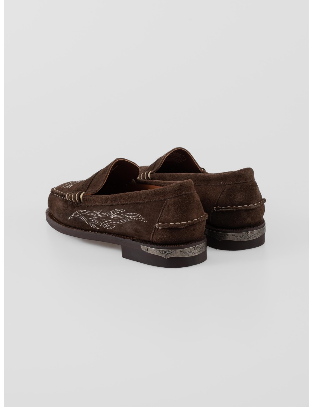 Loafer Sebago Dan Dallas 711225W Moka Abu gamuza con bordado decorativo y suela de cuero - MARFRANC
