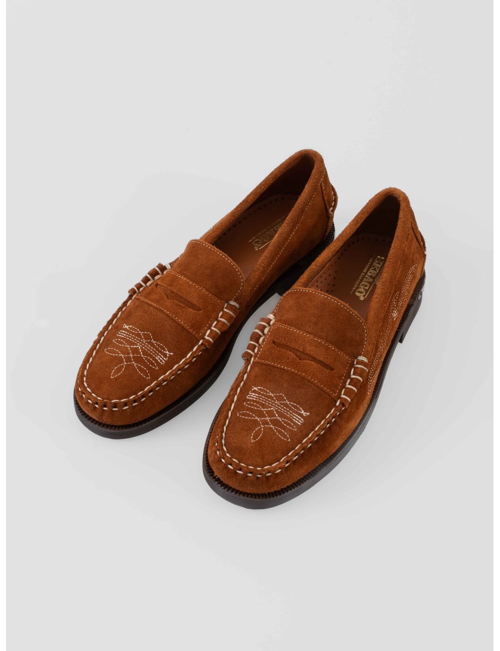 Loafer Sebago Dan Dallas hombre en suede de becerro marrón Moka con bordados decorativos y suela de cuero artesanal - MARFRANC