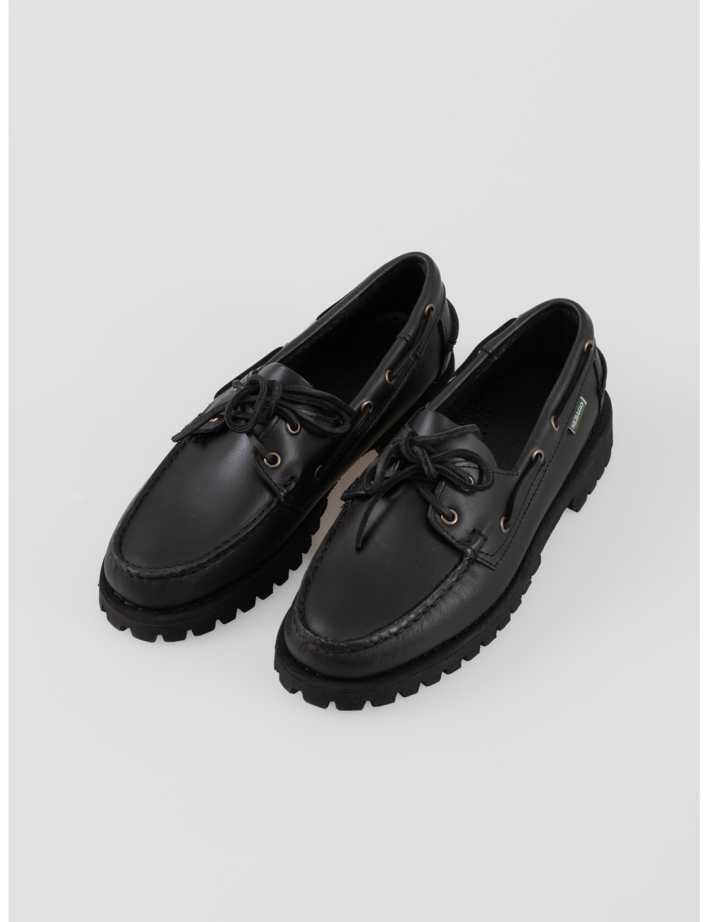 Mocasin Sebago Campside Portland Lug 7001HUO Total Black con suela lug de goma y construcción náutica - MARFRANC