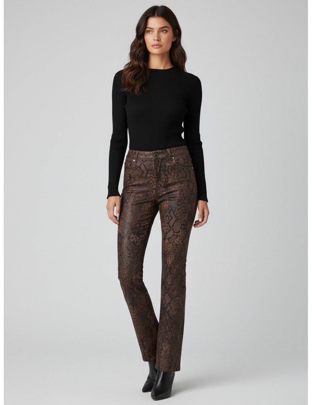 Jeans Stinsy de BA&SH en color serpiente, pensados para mujer que busca estilo y comodidad - MARFRANC Jeans Stinsy de BA&SH en color serpiente, pensados para mujer que busca estilo y comodidad - MARFRANC