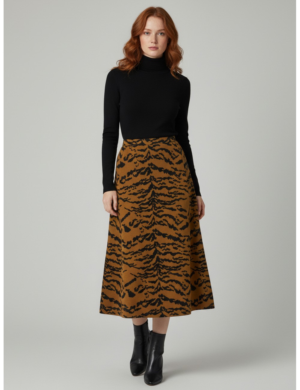 Falda midi de punto de línea A con estampado de tigre de Essentiel Antwerp, modelo Talicca en tonos marrón/negro - MARFRANC Falda midi de punto de línea A con estampado de tigre de Essentiel Antwerp, modelo Talicca en tonos marrón/negro - MARFRANC