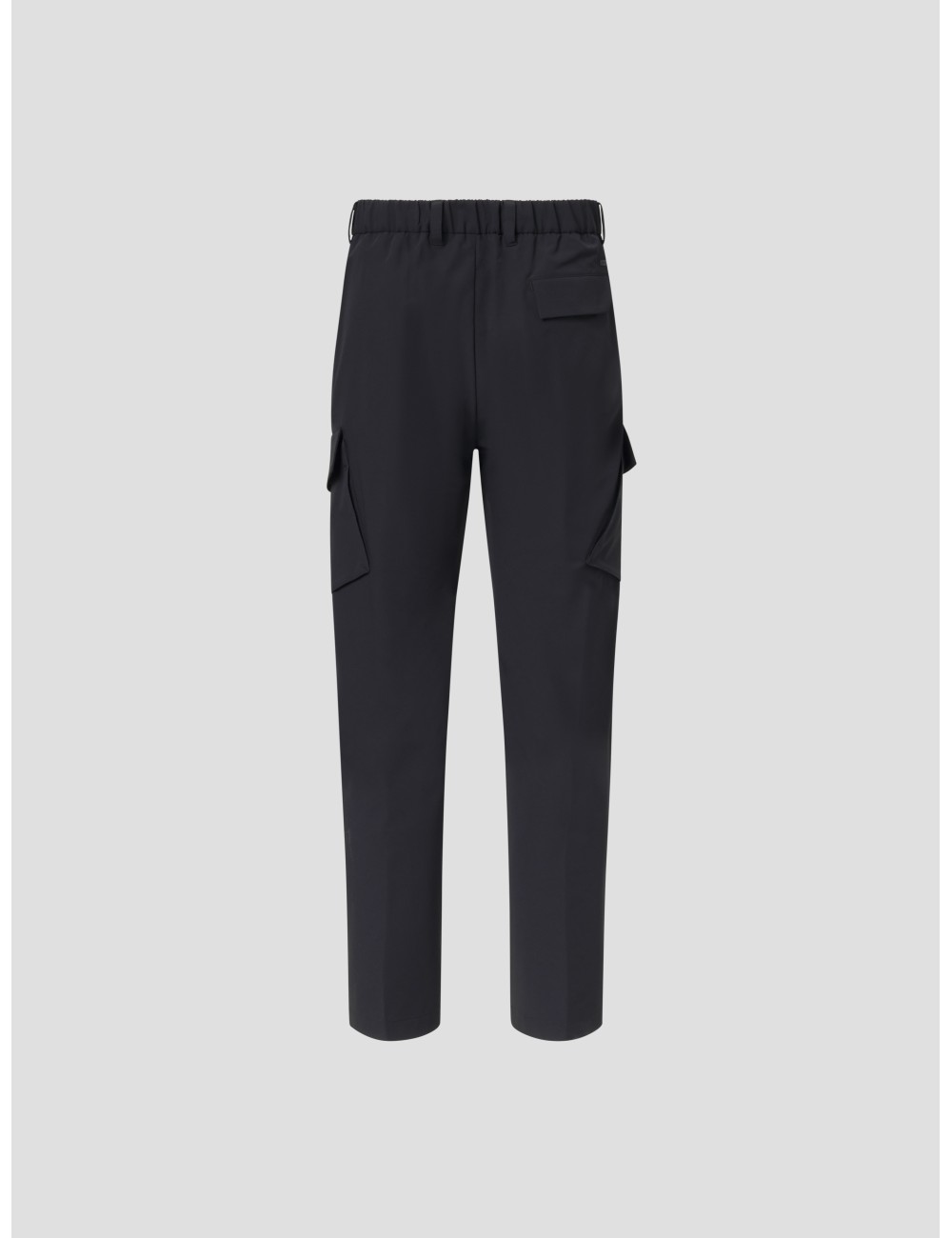 Pantalones cargo Herno PT000156U en negro, diseñados para el hombre moderno que busca estilo y funcionalidad - MARFRANC