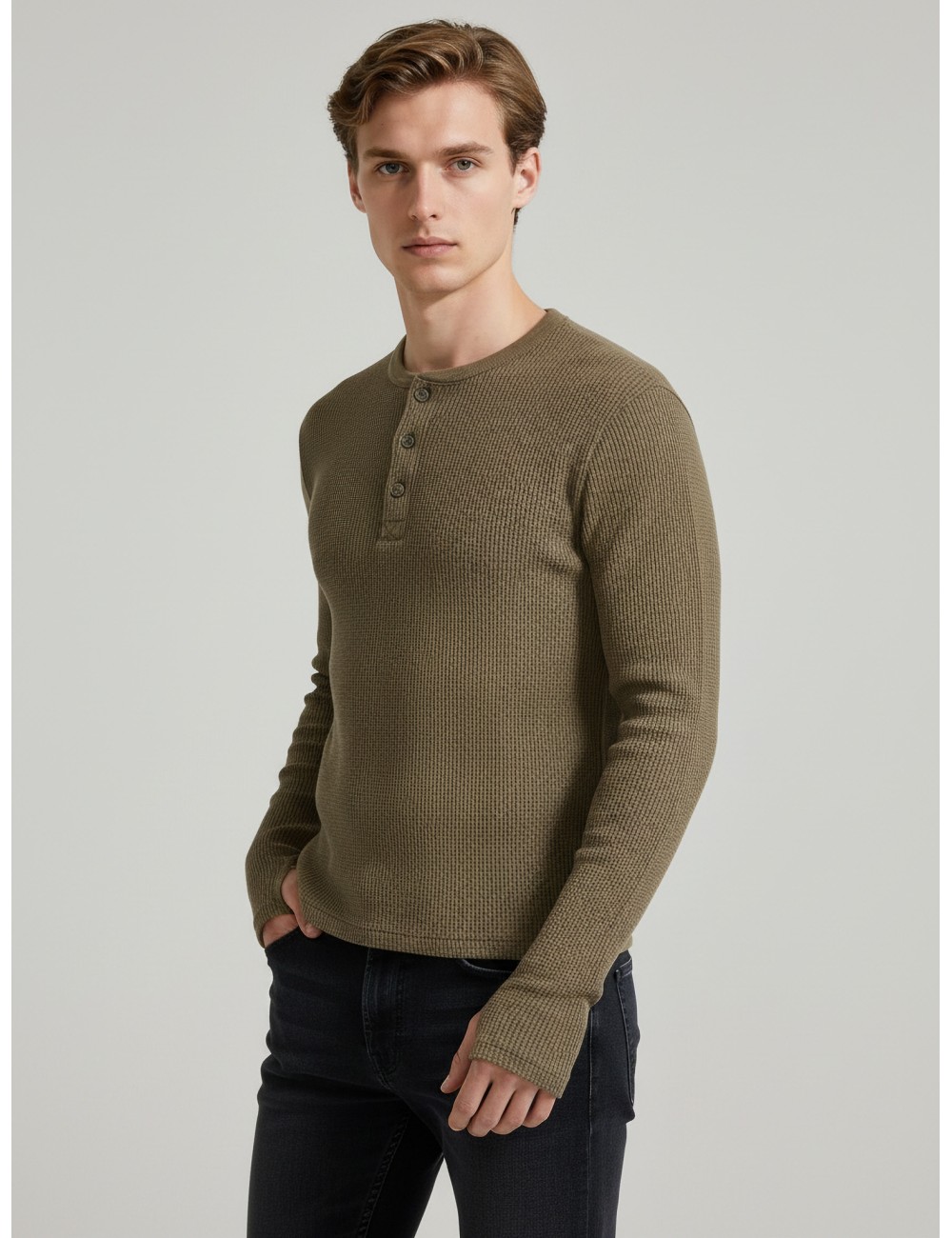 Camiseta Henley verde de Carrer para hombre, confeccionada en 100% algodón - MARFRANC Camiseta Henley verde de Carrer para hombre, confeccionada en 100% algodón - MARFRANC