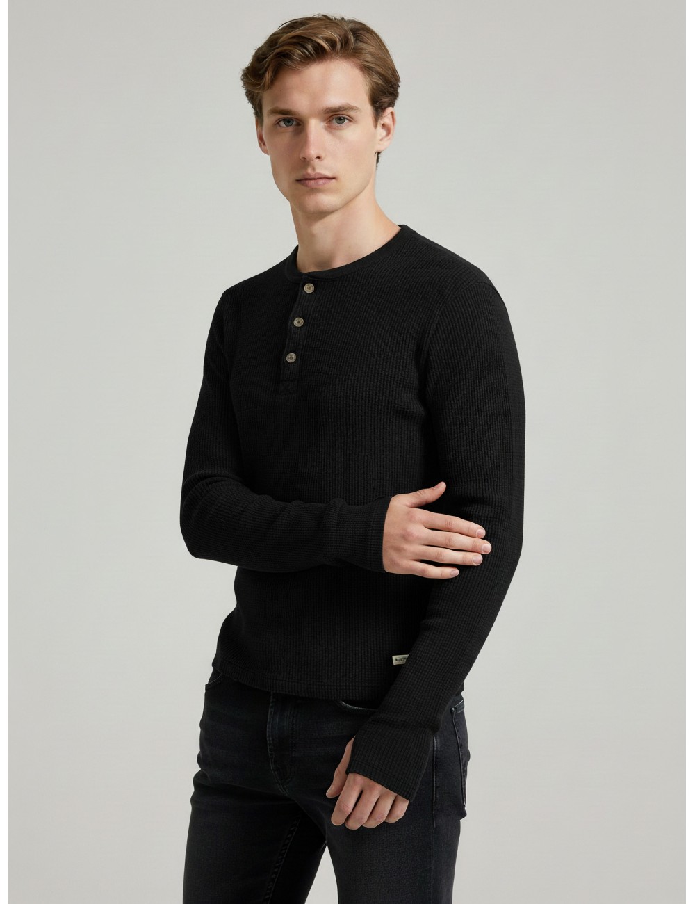 Camiseta Henley negro de Carrer para hombre, confeccionada en 100% algodón - MARFRANC Camiseta Henley negro de Carrer para hombre, confeccionada en 100% algodón - MARFRANC