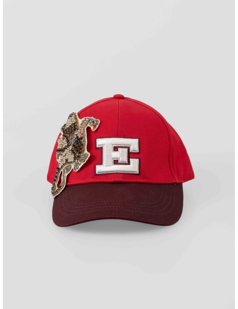 Gorra bicicolor bordada con parche de strass, modelo Ivarsity de Essentiel Antwerp en rojo para mujer - MARFRANC Gorra bicicolor bordada con parche de strass, modelo Ivarsity de Essentiel Antwerp en rojo para mujer - MARFRANC