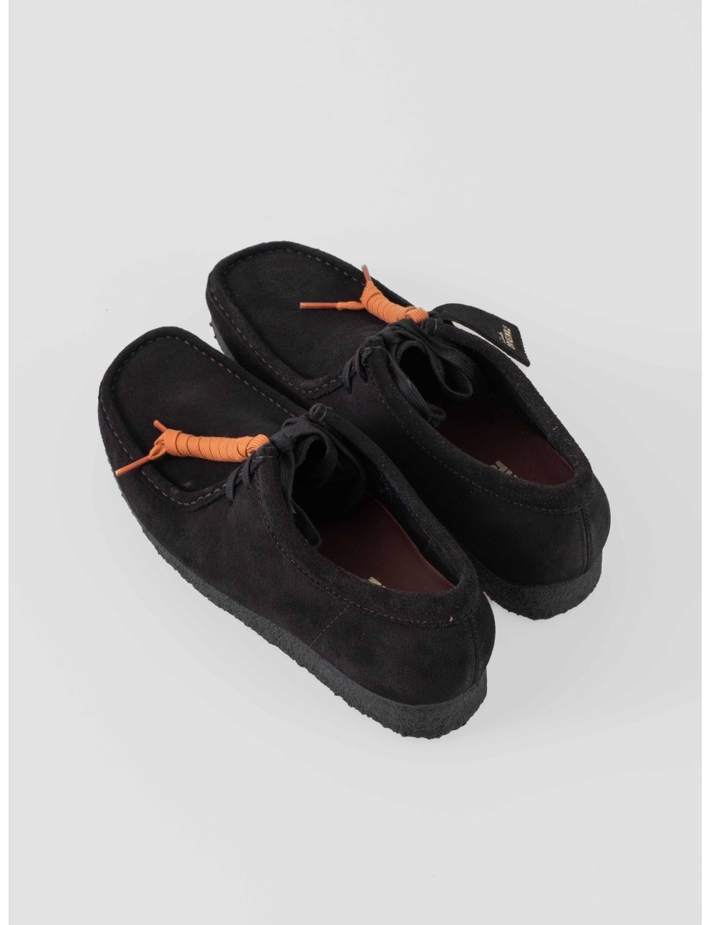 Wallabee Clarks 26155519 negro para hombre en ante premium y suela crepé, diseño icónico artesanal - MARFRANC Wallabee Clarks 26155519 negro para hombre en ante premium y suela crepé, diseño icónico artesanal - MARFRANC
