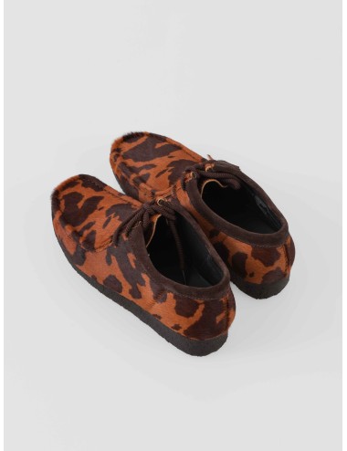 Wallabee Clarks 26183756 cow print marrón para hombre en pelo de vaca y suela crepé coffee spray artesanal - MARFRANC