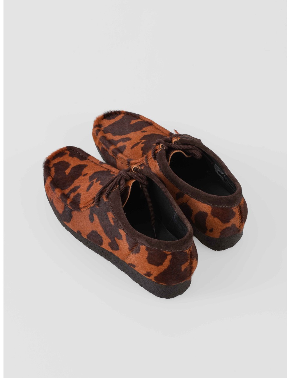 Wallabee Clarks 26183756 cow print marrón para hombre en pelo de vaca y suela crepé coffee spray artesanal - MARFRANC Wallabee Clarks 26183756 cow print marrón para hombre en pelo de vaca y suela crepé coffee spray artesanal - MARFRANC