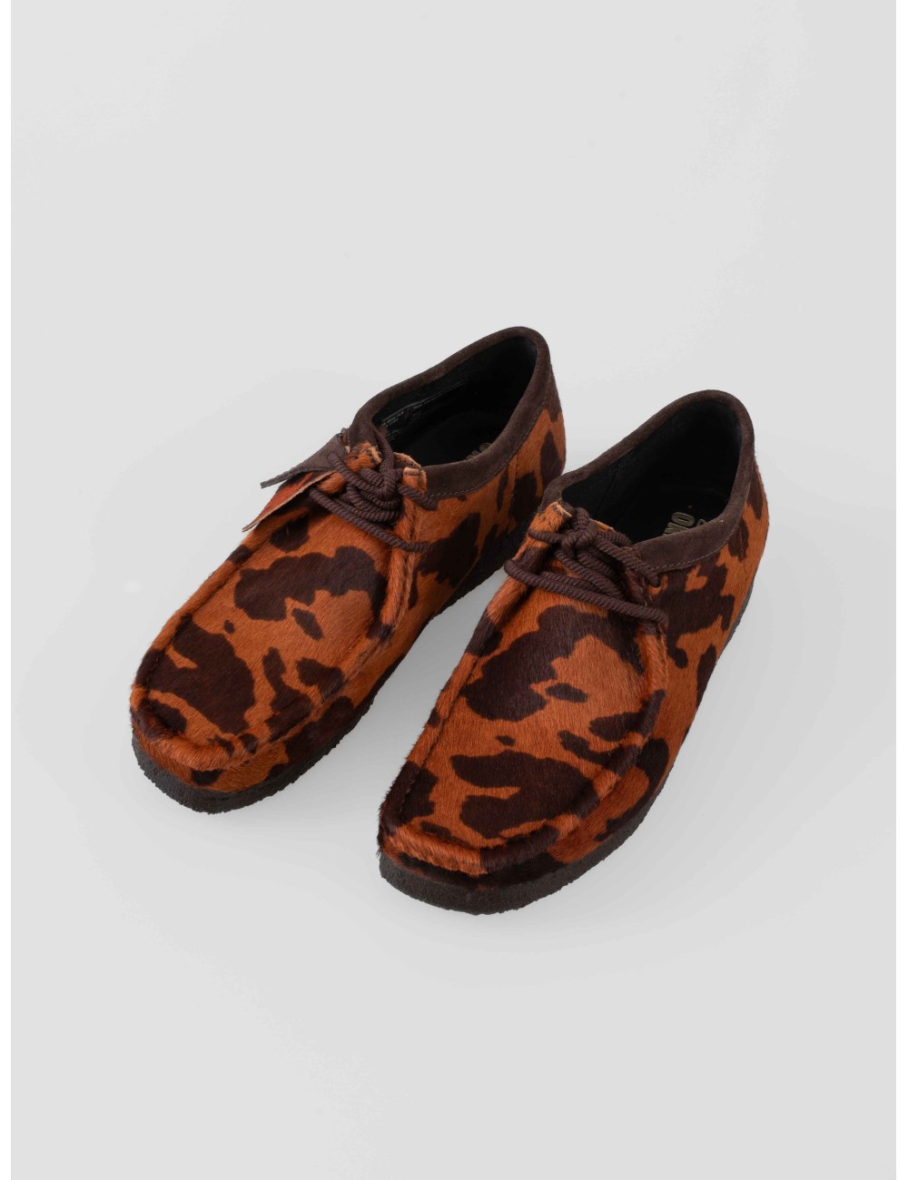 Wallabee Clarks 26183756 cow print marrón para hombre en pelo de vaca y suela crepé coffee spray artesanal - MARFRANC Wallabee Clarks 26183756 cow print marrón para hombre en pelo de vaca y suela crepé coffee spray artesanal - MARFRANC