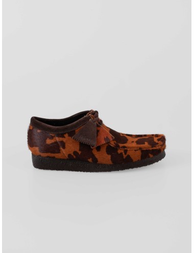 Wallabee Clarks 26183756 cow print marrón para hombre en pelo de vaca y suela crepé coffee spray artesanal - MARFRANC