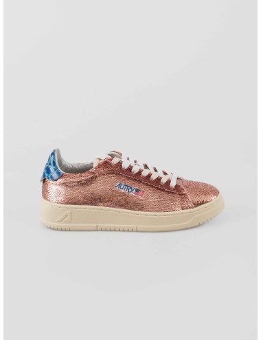Autry Dallas Low WOM ADLW TI04 Rose Bluette para mujer en paillet rosa y talón charol azul, suela retro de caucho - MARFRANC
