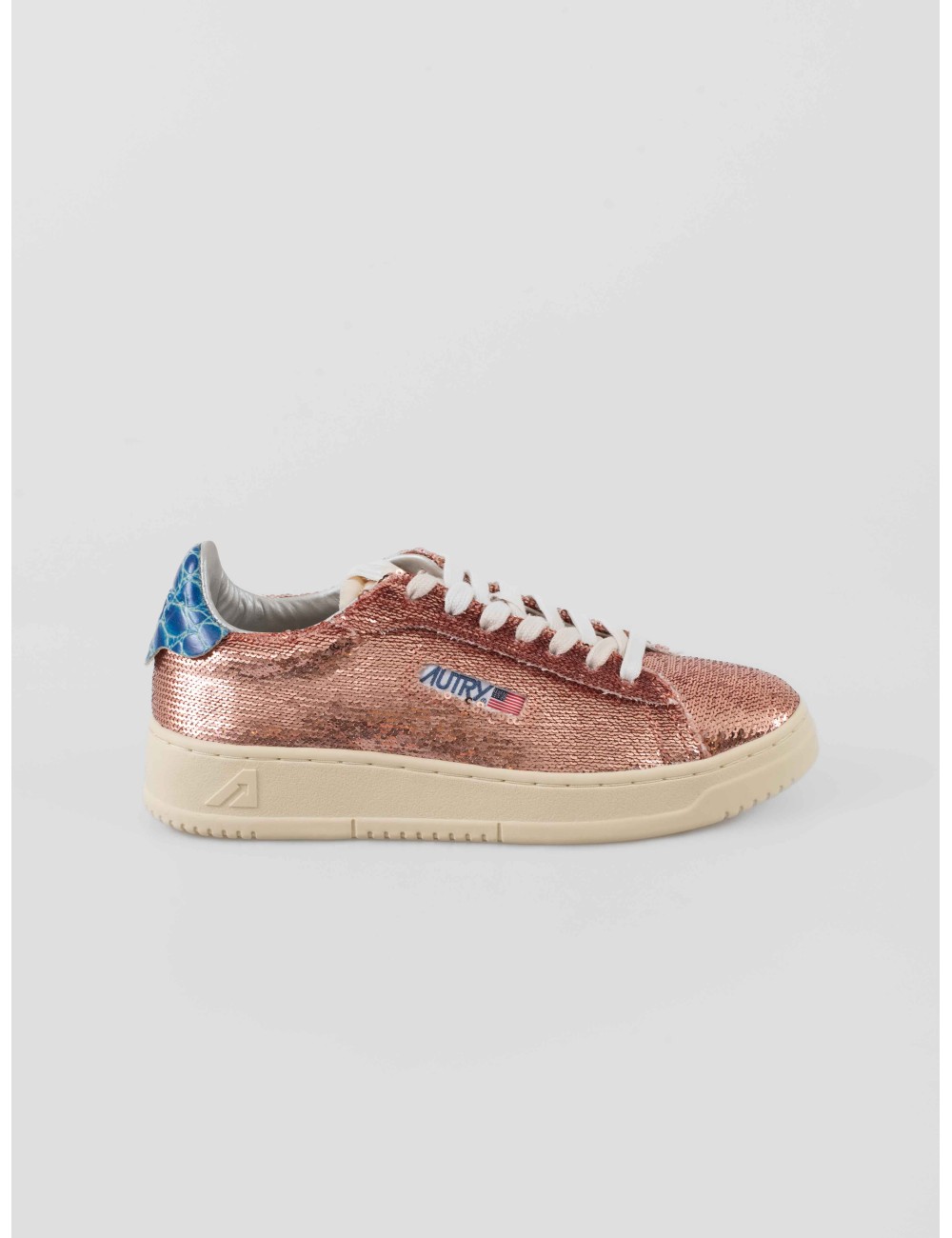 Autry Dallas Low WOM ADLW TI04 Rose Bluette para mujer en paillet rosa y talón charol azul, suela retro de caucho - MARFRANC Autry Dallas Low WOM ADLW TI04 Rose Bluette para mujer en paillet rosa y talón charol azul, suela retro de caucho - MARFRANC