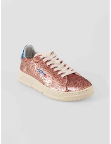 Autry Dallas Low WOM ADLW TI04 Rose Bluette para mujer en paillet rosa y talón charol azul, suela retro de caucho - MARFRANC
