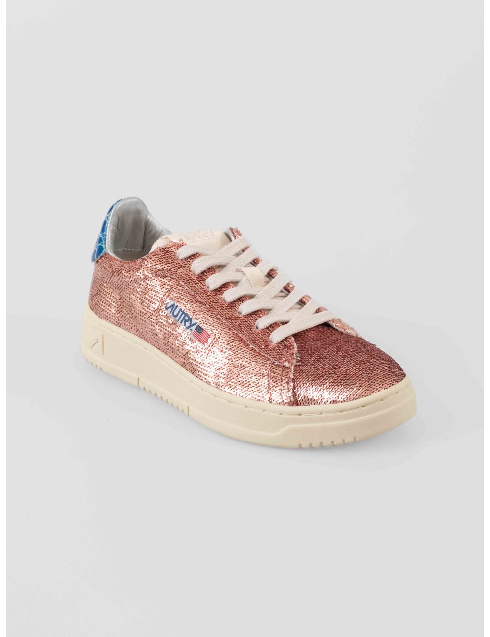 Autry Dallas Low WOM ADLW TI04 Rose Bluette para mujer en paillet rosa y talón charol azul, suela retro de caucho - MARFRANC Autry Dallas Low WOM ADLW TI04 Rose Bluette para mujer en paillet rosa y talón charol azul, suela retro de caucho - MARFRANC