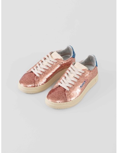 Autry Dallas Low WOM ADLW TI04 Rose Bluette para mujer en paillet rosa y talón charol azul, suela retro de caucho - MARFRANC