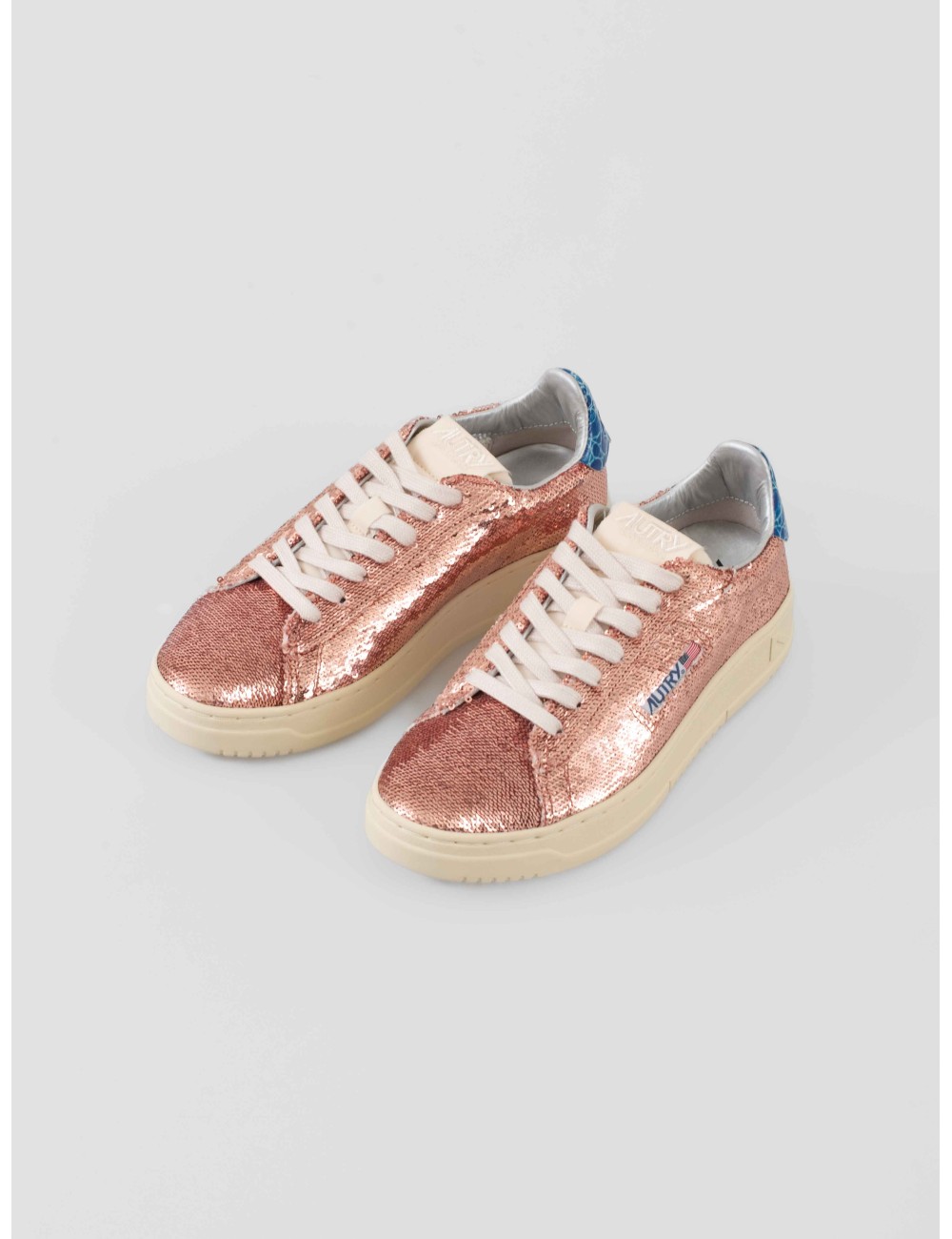 Autry Dallas Low WOM ADLW TI04 Rose Bluette para mujer en paillet rosa y talón charol azul, suela retro de caucho - MARFRANC Autry Dallas Low WOM ADLW TI04 Rose Bluette para mujer en paillet rosa y talón charol azul, suela retro de caucho - MARFRANC
