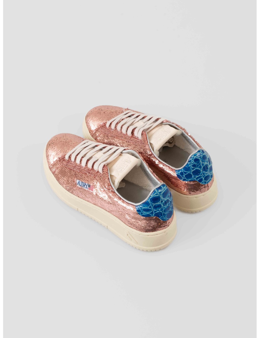 Autry Dallas Low WOM ADLW TI04 Rose Bluette para mujer en paillet rosa y talón charol azul, suela retro de caucho - MARFRANC Autry Dallas Low WOM ADLW TI04 Rose Bluette para mujer en paillet rosa y talón charol azul, suela retro de caucho - MARFRANC