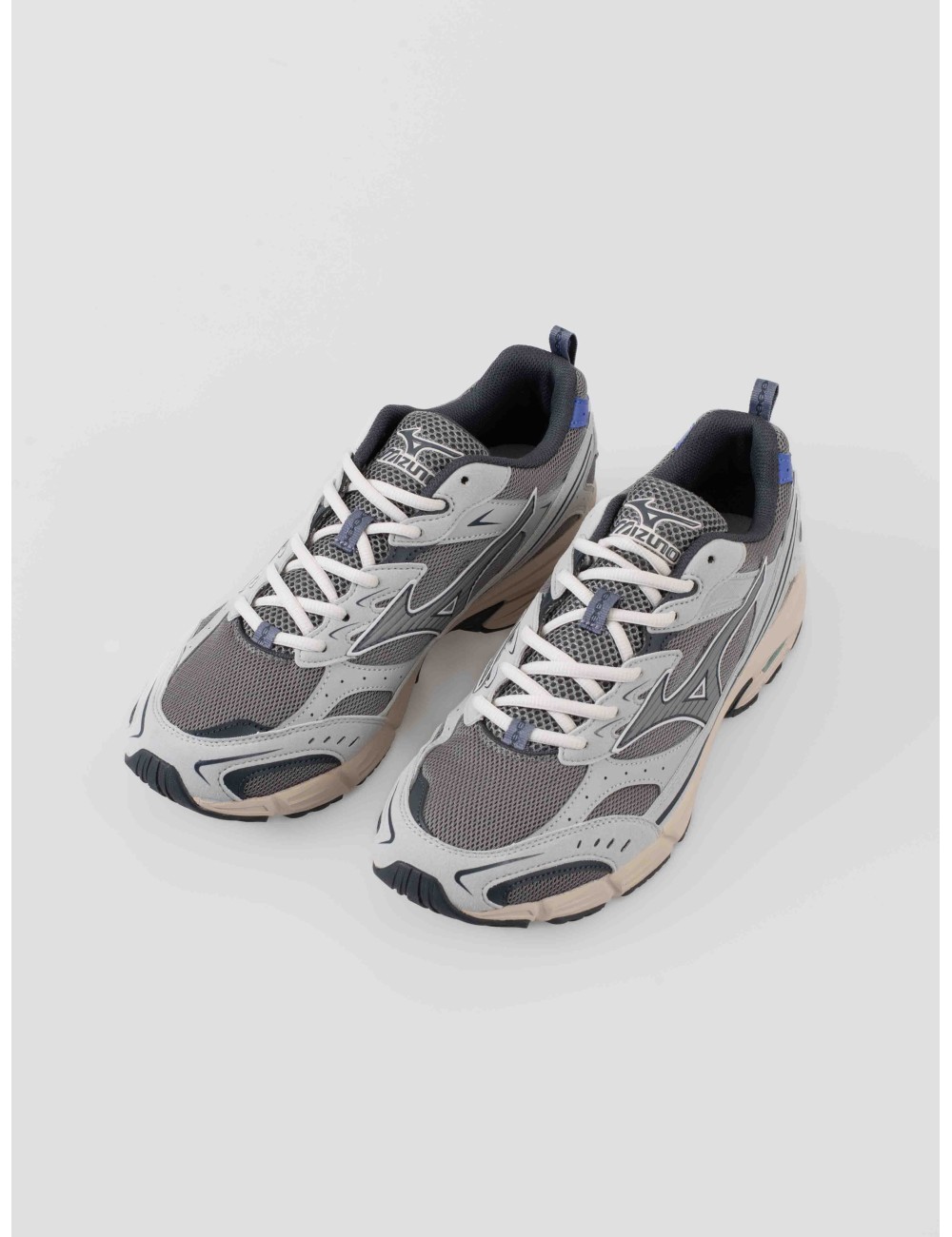 Mizuno MXR D1GA256201 hombre en malla técnica gris/azul y nobuck sintético, suela EVA multicapas diseño japonés - MARFRANC Mizuno MXR D1GA256201 hombre en malla técnica gris/azul y nobuck sintético, suela EVA multicapas diseño japonés - MARFRANC