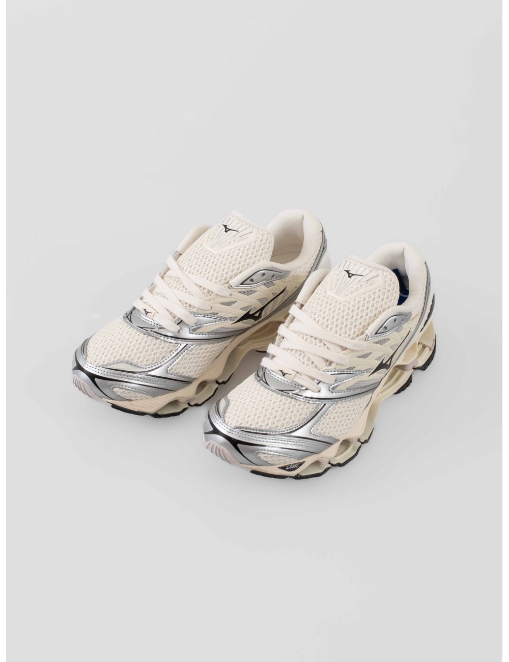 Mizuno Wave Prophecy LS D1GA251101 hombre en malla jacquard crema y detalles metálicos, suela Wave Infinity - MARFRANC Mizuno Wave Prophecy LS D1GA251101 hombre en malla jacquard crema y detalles metálicos, suela Wave Infinity - MARFRANC