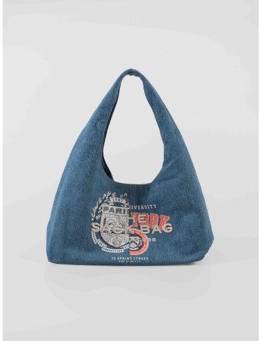 Bolso Marc Jacobs The Sack Bag denim Washed Indigo con pouch extraíble y estampado varsity para mujer, disponible en MARFRANC