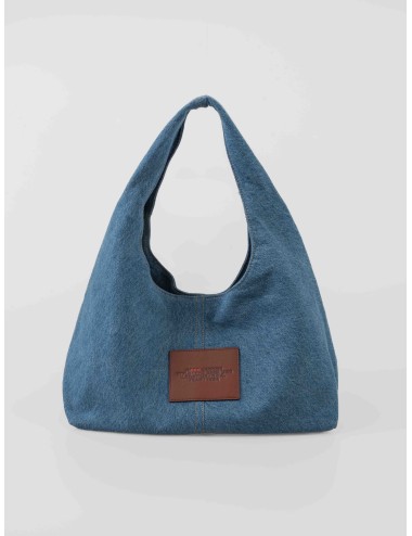 Bolso Marc Jacobs The Sack Bag denim Washed Indigo con pouch extraíble y estampado varsity para mujer, disponible en MARFRANC