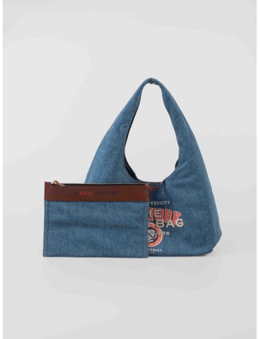 Bolso Marc Jacobs The Sack Bag denim Washed Indigo con pouch extraíble y estampado varsity para mujer, disponible en MARFRANC