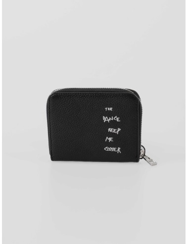 Monedero Zadig & Voltaire Mini ZV Grained Graffiti en piel negra con bordados graffiti y cremallera, disponible en MARFRANC
