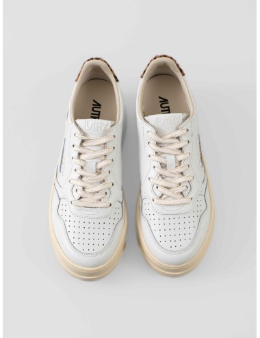 Zapatillas Autry Platform Low mujer blancas con detalle leopardo, suela plataforma y diseño retro-tenis, disponibles en MARFRANC