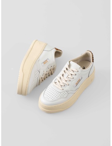 Zapatillas Autry Platform Low mujer blancas con detalle leopardo, suela plataforma y diseño retro-tenis, disponibles en MARFRANC