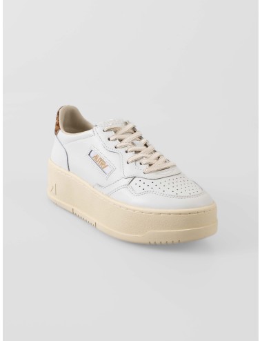 Zapatillas Autry Platform Low mujer blancas con detalle leopardo, suela plataforma y diseño retro-tenis, disponibles en MARFRANC