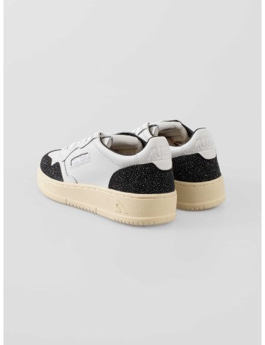 Zapatillas Autry Medalist Low mujer White Black con detalles glitter, piel suave y estilo retro, disponibles en MARFRANC