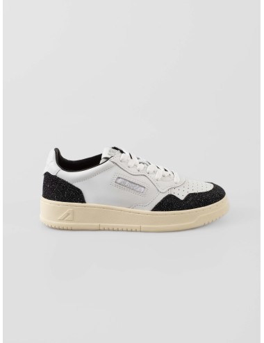 Zapatillas Autry Medalist Low mujer White Black con detalles glitter, piel suave y estilo retro, disponibles en MARFRANC