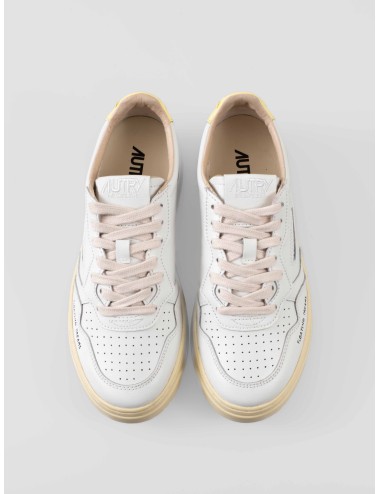 Zapatillas Autry Medalist Low mujer White Lemon piel suave estilo retro, disponibles en MARFRANC